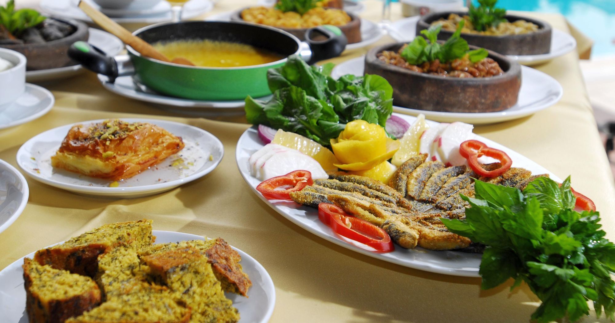 Rize, Karadeniz mutfağının zengin ve lezzetli yemeklerine ev sahipliği yapar.